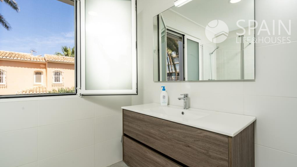 Pobrežný raj: exkluzívna vila so 6 spálňami v meste Denia, obklopená luxusom a pohodlím