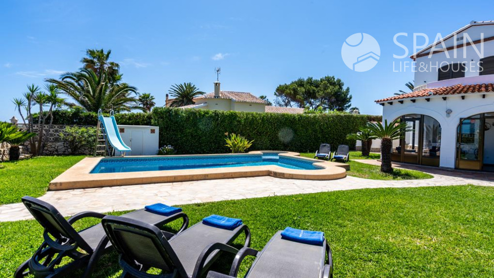 Pobrežný raj: exkluzívna vila so 6 spálňami v meste Denia, obklopená luxusom a pohodlím