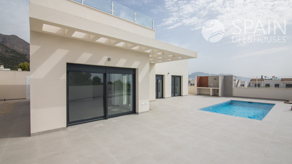 Novopostavená vila s bazénom v Polop de la Marina