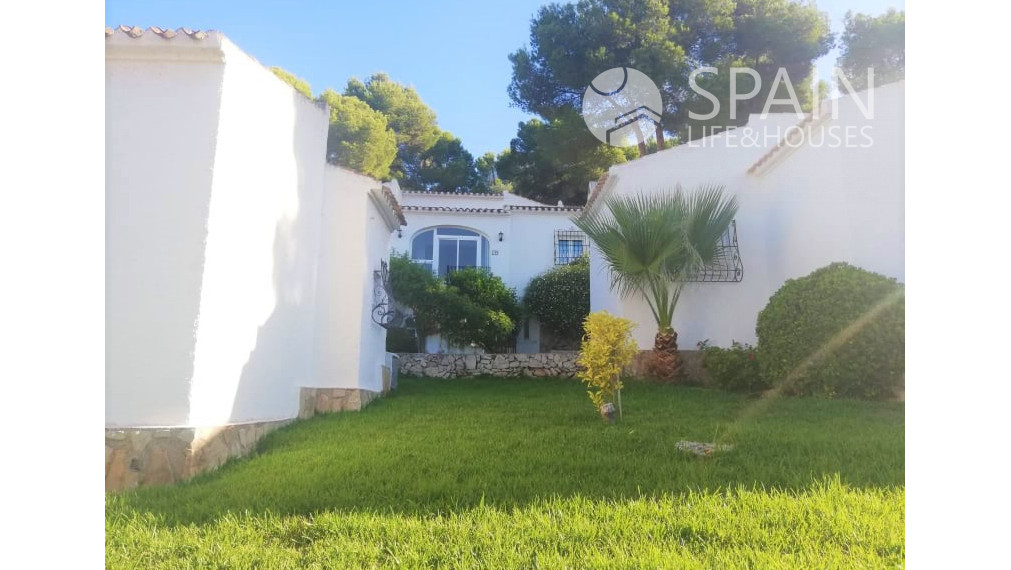 For sale vila in an urbanisation with swimming pools, tennis courts, just 10 min walk from the sea in v Javea, Costa Blanca