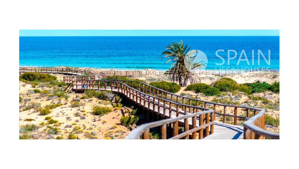 NEWBUILD Townhouses close to the golf and airport Alicante