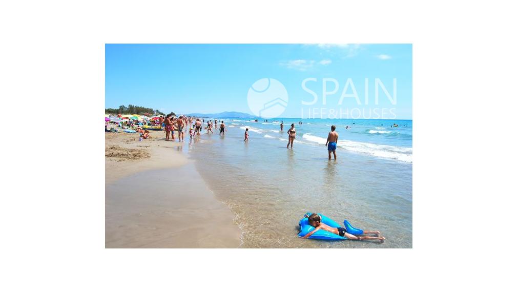 2-bedrom completly furnished apartament with name "City Gardens", in first sea line  with comunal pools and jacuzi, Oropesa, Valencia