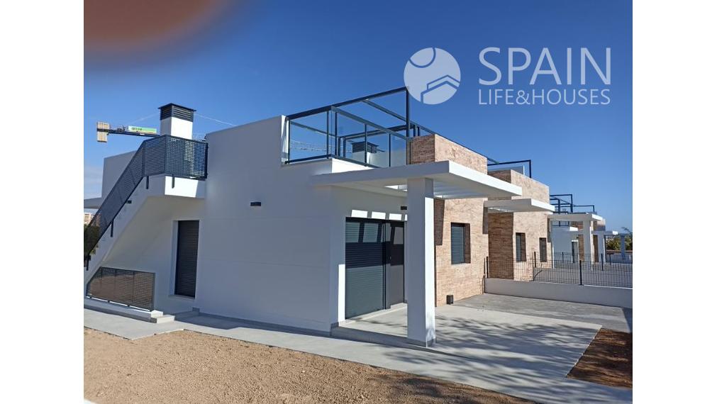 Mervalous townhouses with sea views and community pool in Mil Palmeras