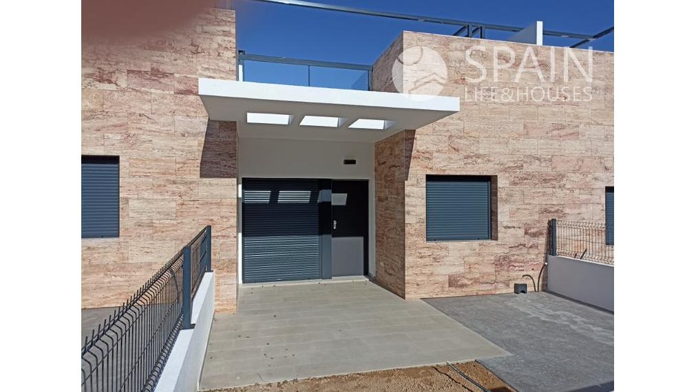 Mervalous townhouses with sea views and community pool in Mil Palmeras