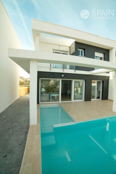 PROJECT LIN-DA. Magnificent semi-detached villas with pool 5 minutes from the beach in Alicante. The project will be completed in early 2025