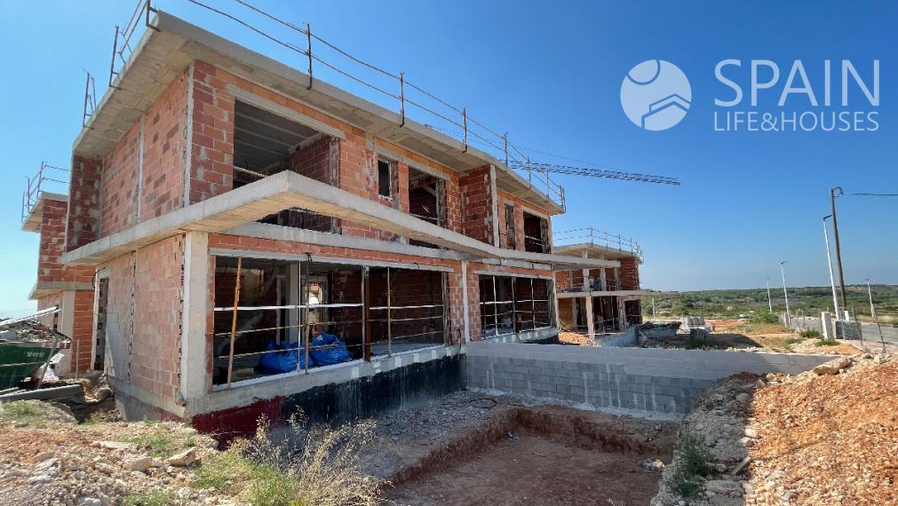PROJECT LIN-DA. Magnificent semi-detached villas with pool 5 minutes from the beach in Alicante. The project will be completed in early 2025