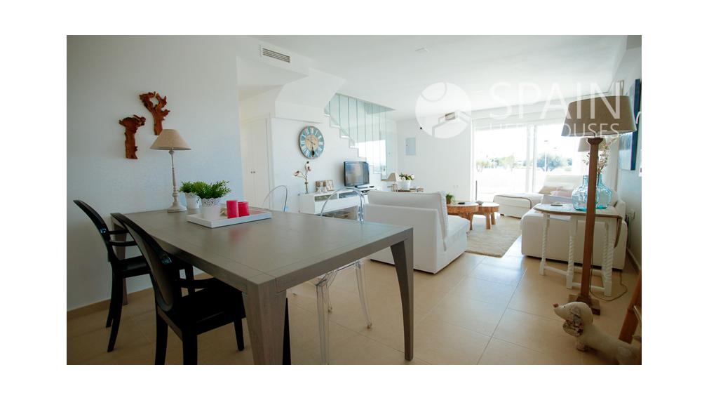 Spectacular two-storey detached villa, built with high quality materials, in area of Alicante.
