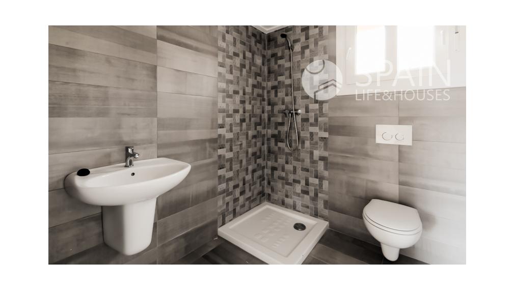 Spectacular two-storey detached villa, built with high quality materials, in area of Alicante.