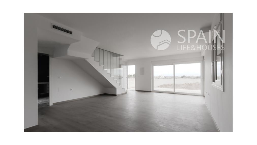 Spectacular two-storey detached villa, built with high quality materials, in area of Alicante.