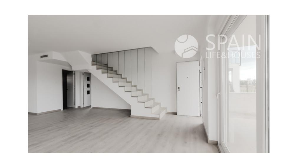 Spectacular two-storey detached villa, built with high quality materials, in area of Alicante.