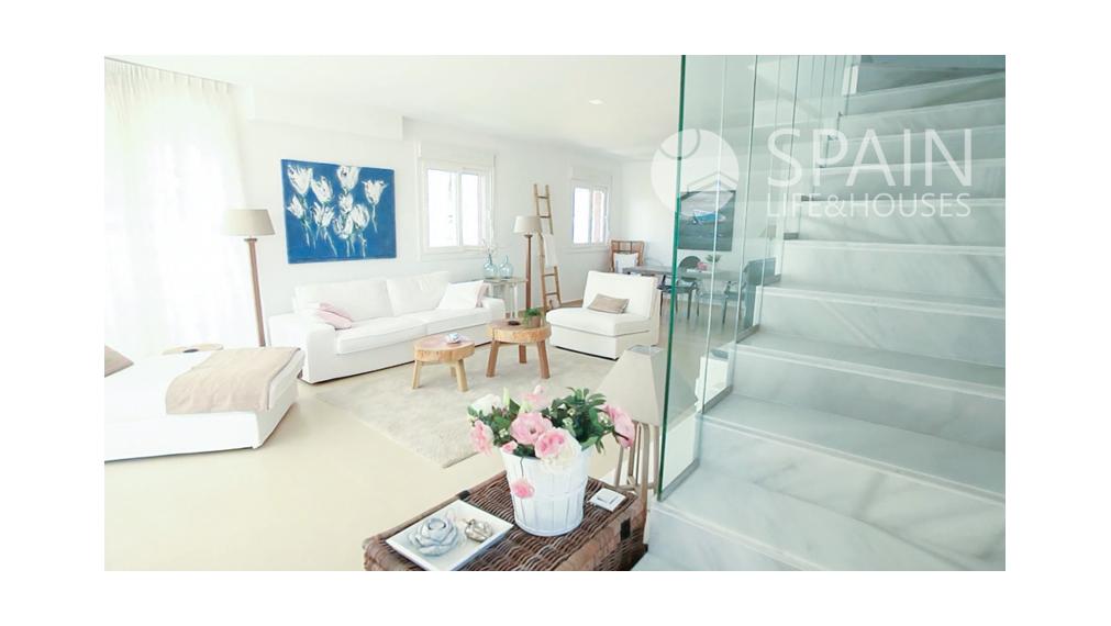 Spectacular two-storey detached villa, built with high quality materials, in area of Alicante.