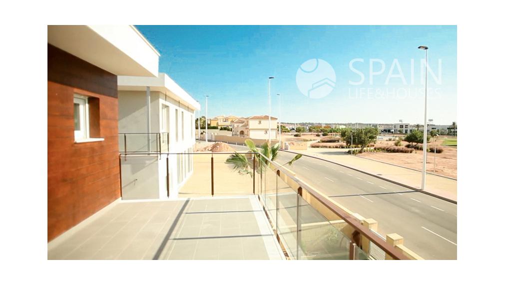 Spectacular two-storey detached villa, built with high quality materials, in area of Alicante.