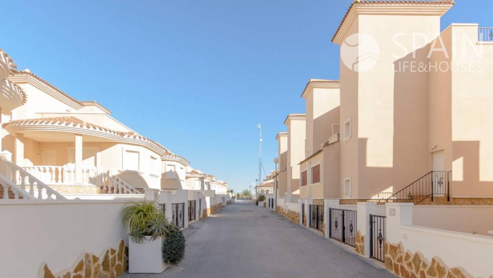 Bungalows of new construction with 2 bedrooms 8km from the beach in San Miguel de Salinas, Costa Blanca south. Key in hand