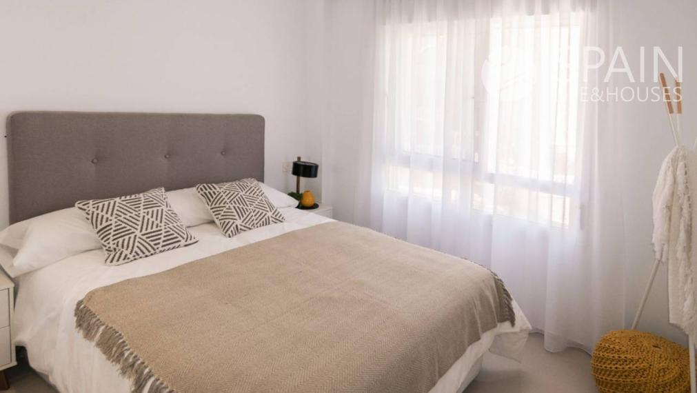 Newly built apartment with 2 bedrooms and 2 bathrooms 10 minutes from the beach in Los Alcazares, Murcia, Spain. Key in hand