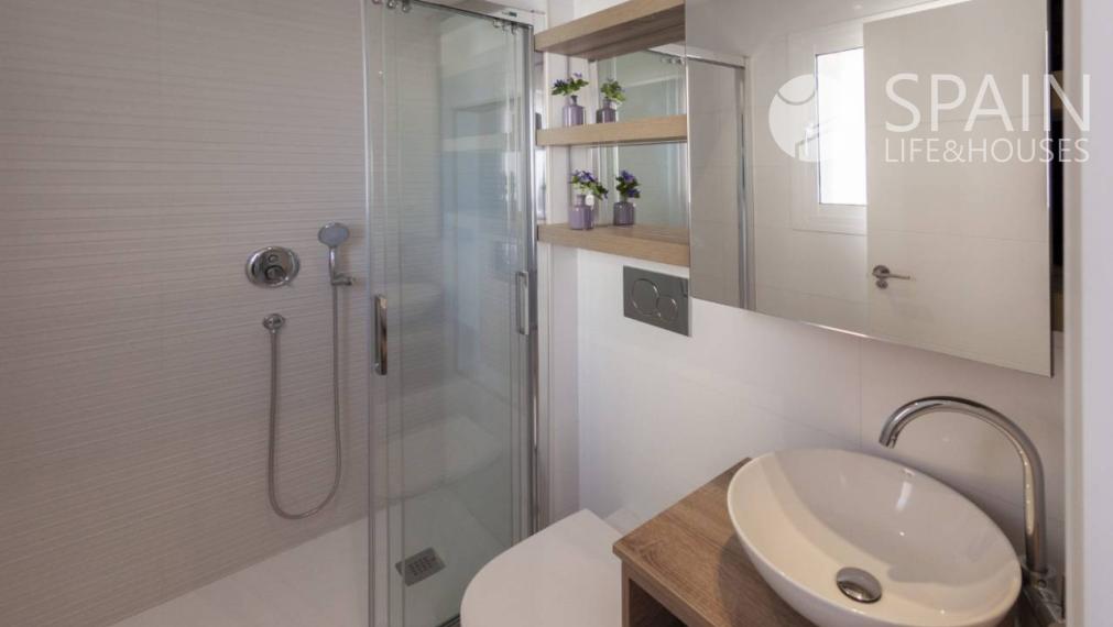 Newly built apartment with 2 bedrooms and 2 bathrooms 10 minutes from the beach in Los Alcazares, Murcia, Spain. Key in hand