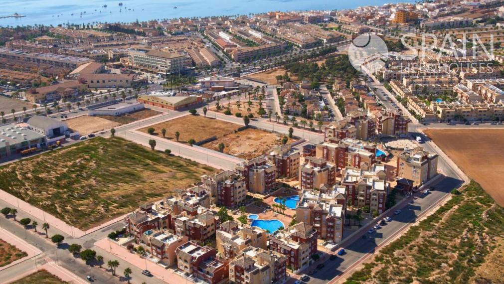 Newly built apartment with 2 bedrooms and 2 bathrooms 10 minutes from the beach in Los Alcazares, Murcia, Spain. Key in hand