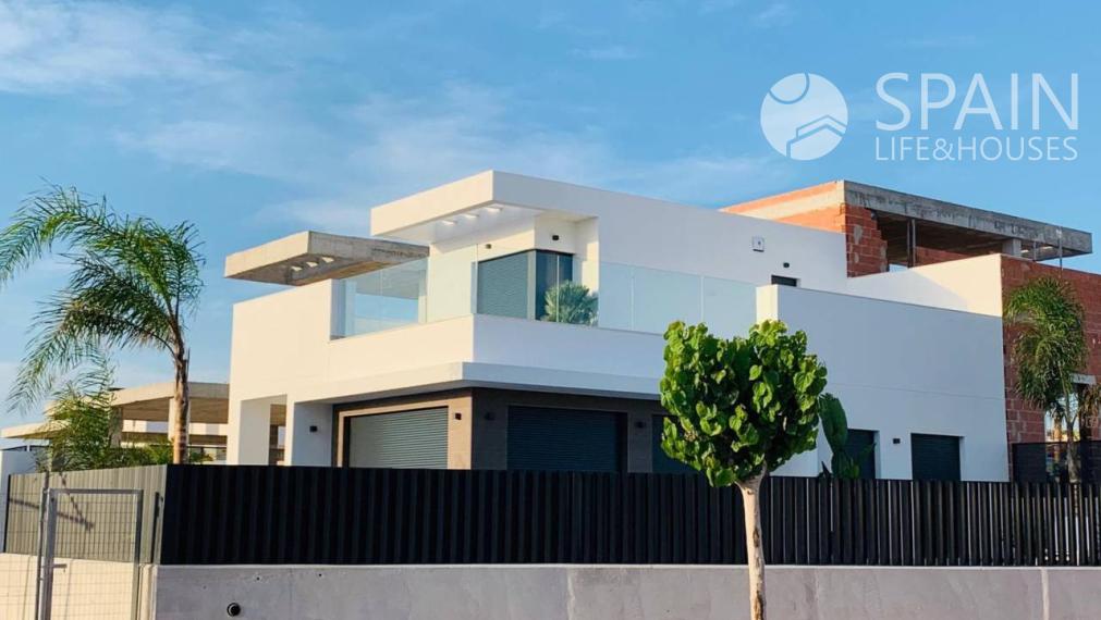 Newly built semi-detached villa with private pool and 6 km from the beach in San Fulgencio, Alicante. Delivery November 2023