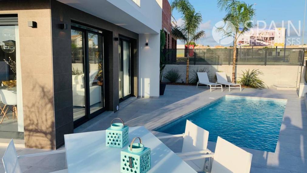 Newly built semi-detached villa with private pool and 6 km from the beach in San Fulgencio, Alicante. Delivery November 2023