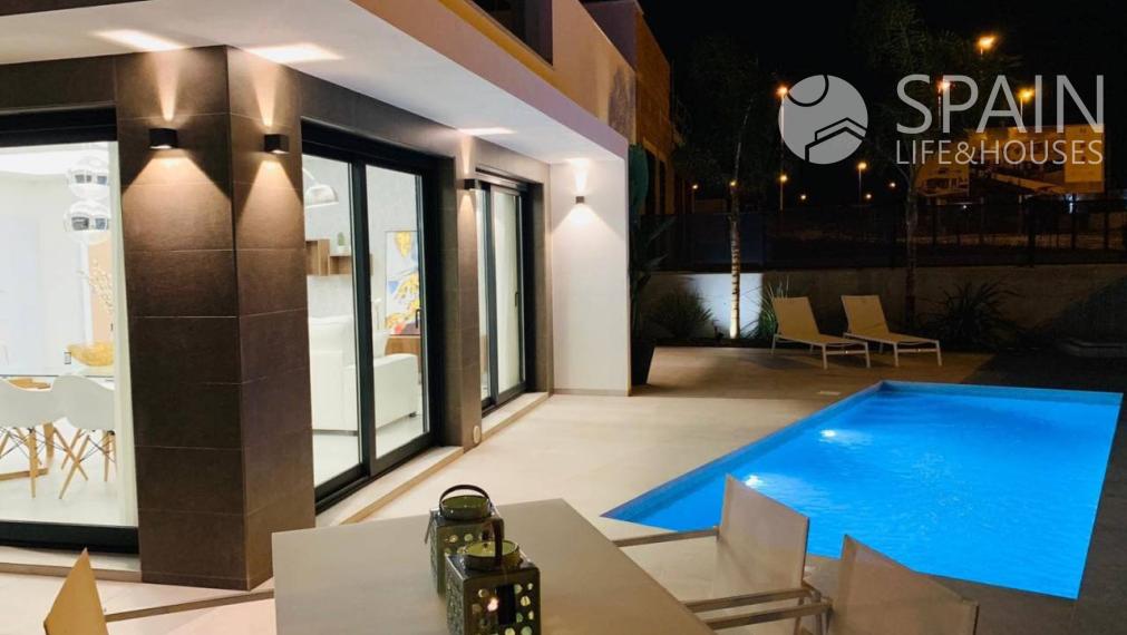 Newly built semi-detached villa with private pool and 6 km from the beach in San Fulgencio, Alicante. Delivery November 2023