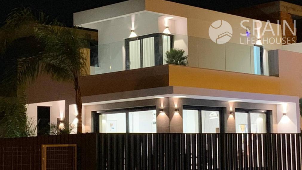 Newly built semi-detached villa with private pool and 6 km from the beach in San Fulgencio, Alicante. Delivery November 2023