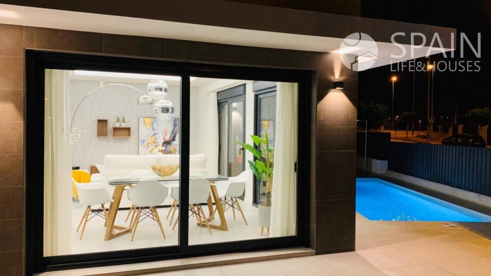 Newly built semi-detached villa with private pool and 6 km from the beach in San Fulgencio, Alicante. Delivery November 2023
