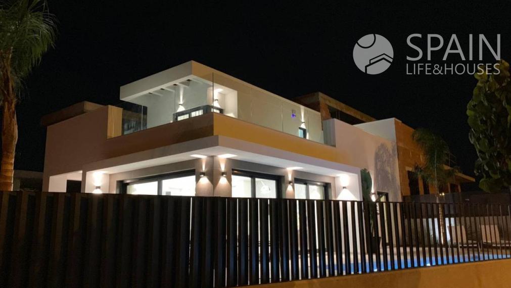 Newly built semi-detached villa with private pool and 6 km from the beach in San Fulgencio, Alicante. Delivery November 2023