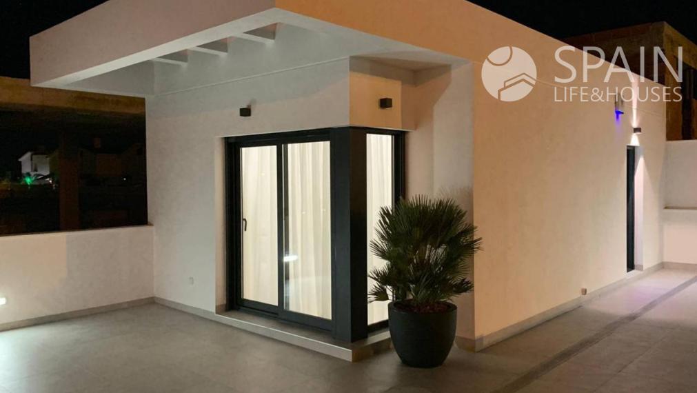 Newly built semi-detached villa with private pool and 6 km from the beach in San Fulgencio, Alicante. Delivery November 2023