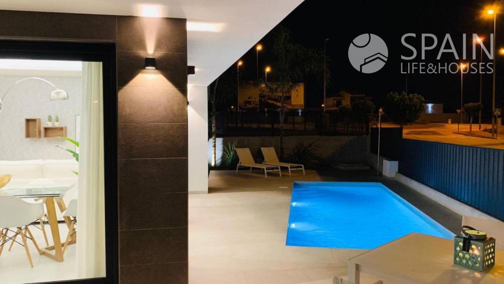 Newly built semi-detached villa with private pool and 6 km from the beach in San Fulgencio, Alicante. Delivery November 2023