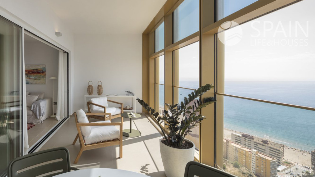 New luxury apartments in Europe's tallest building just 200 m from the sea in Benidorm; Costa Blanca