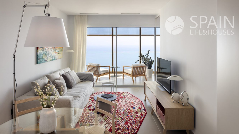 New luxury apartments in Europe's tallest building just 200 m from the sea in Benidorm; Costa Blanca
