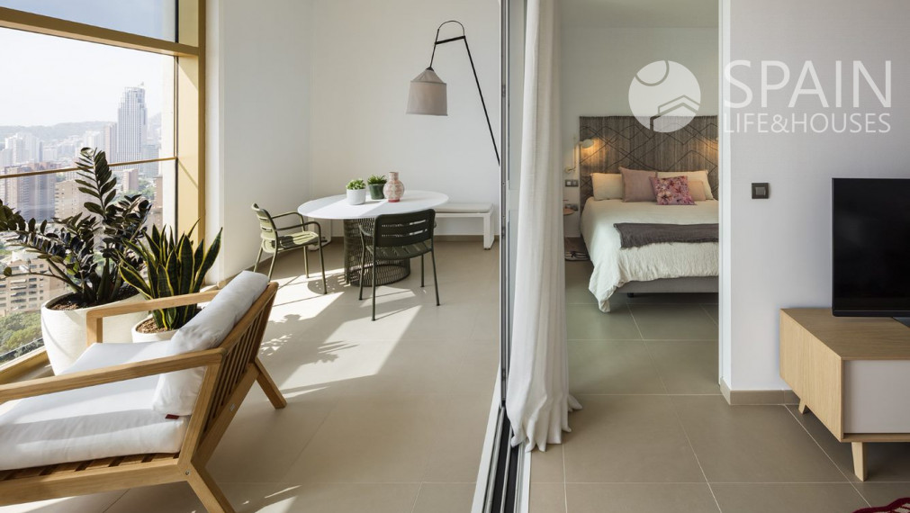 New luxury apartments in Europe's tallest building just 200 m from the sea in Benidorm; Costa Blanca