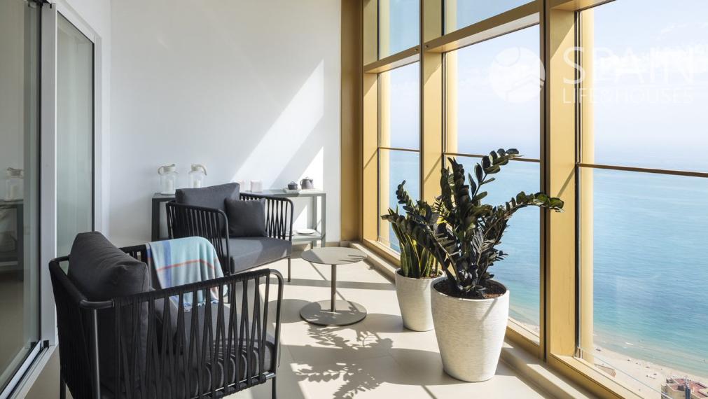 New luxury apartments in Europe's tallest building just 200 m from the sea in Benidorm; Costa Blanca