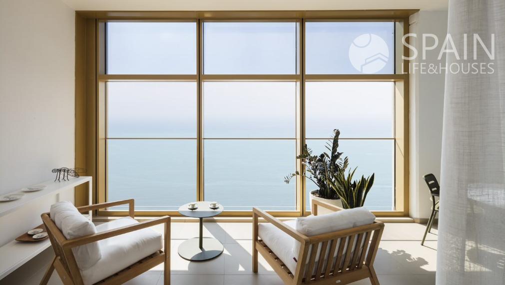 New luxury apartments in Europe's tallest building just 200 m from the sea in Benidorm; Costa Blanca