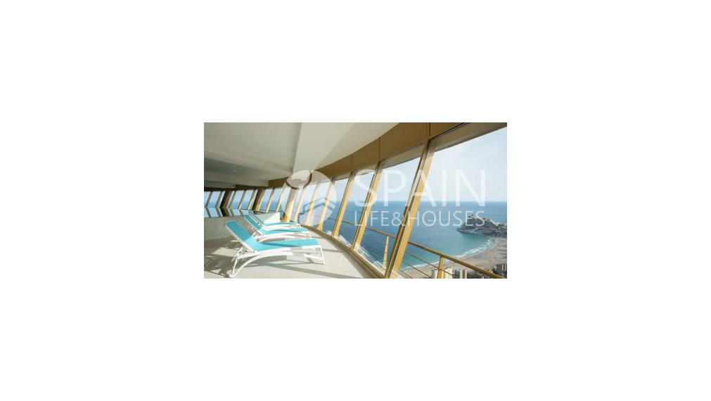 New luxury apartments in Europe's tallest building just 200 m from the sea in Benidorm; Costa Blanca