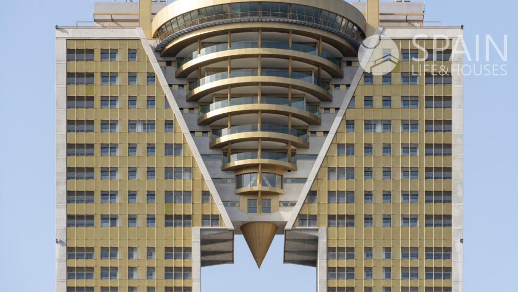 New luxury apartments in Europe's tallest building just 200 m from the sea in Benidorm; Costa Blanca