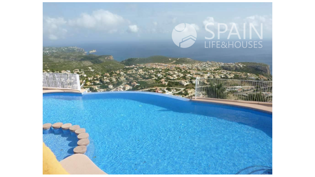 Apartment with spectacular sea views in benitachell, 2 km from the beach.