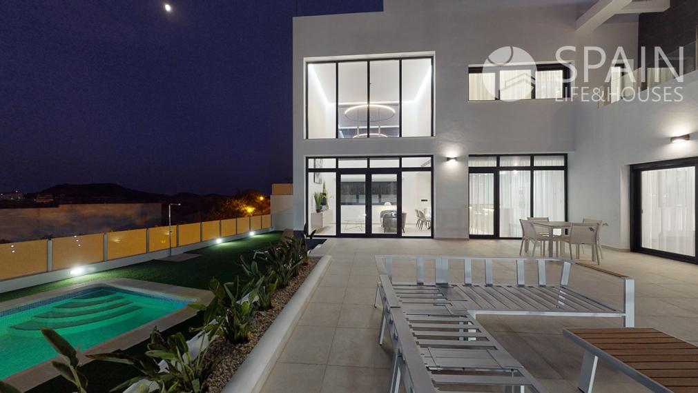 Spectacular villas overlooking the Mediterranean Sea and next to the Costa Blanca