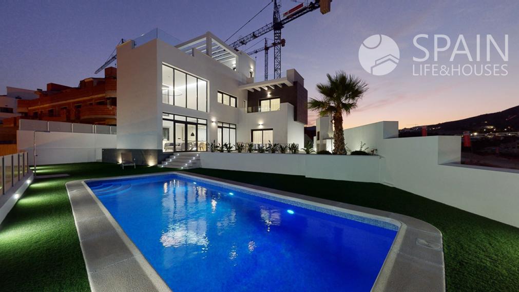 Spectacular villas overlooking the Mediterranean Sea and next to the Costa Blanca