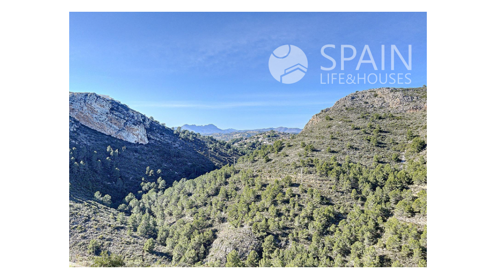 Apartment with mountain views and 700 meters from the beach. Key in hand