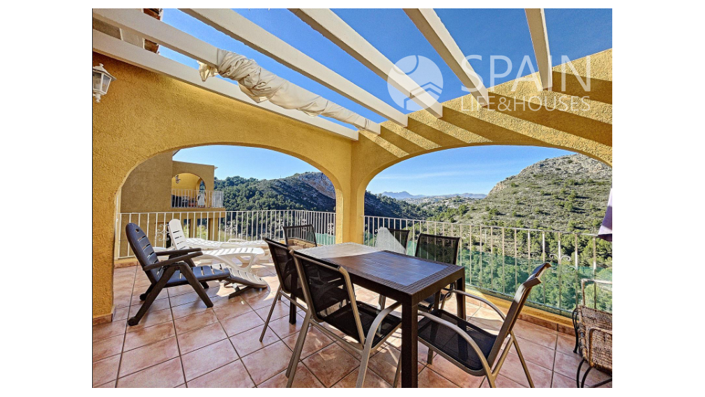 Apartment with mountain views and 700 meters from the beach. Key in hand