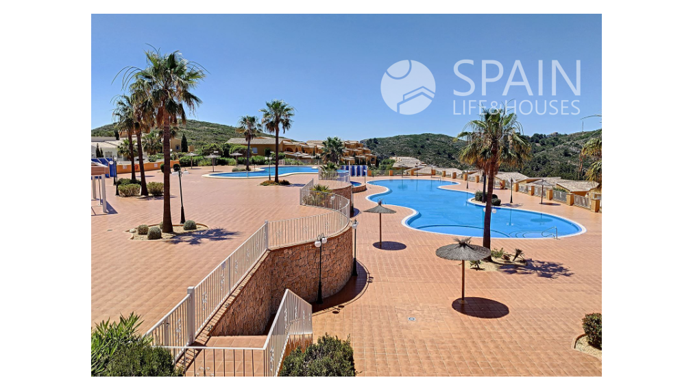 Apartment with mountain views and 700 meters from the beach. Key in hand