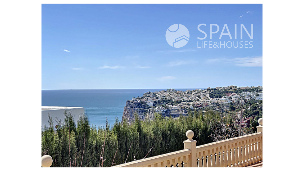 Astonishing renovated villa with sea views within 1 km from the beach