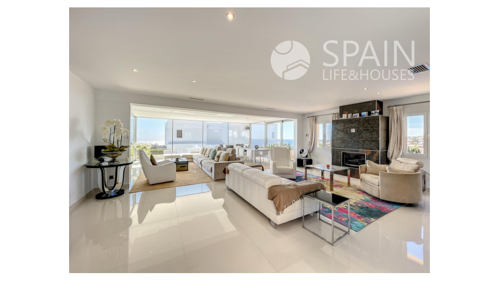 Astonishing renovated villa with sea views within 1 km from the beach