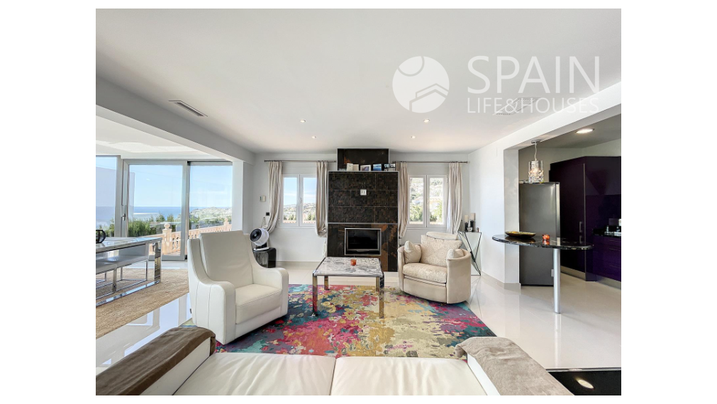 Astonishing renovated villa with sea views within 1 km from the beach