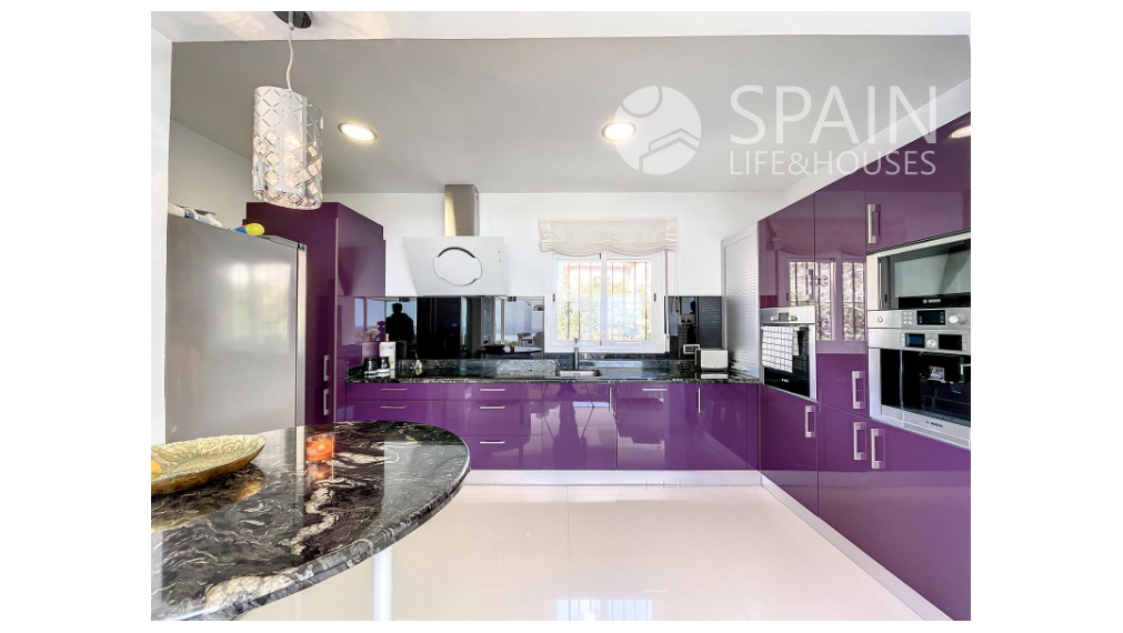 Astonishing renovated villa with sea views within 1 km from the beach