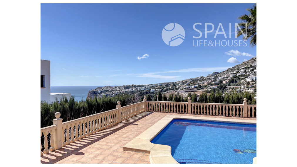 Astonishing renovated villa with sea views within 1 km from the beach