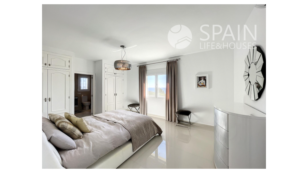 Astonishing renovated villa with sea views within 1 km from the beach