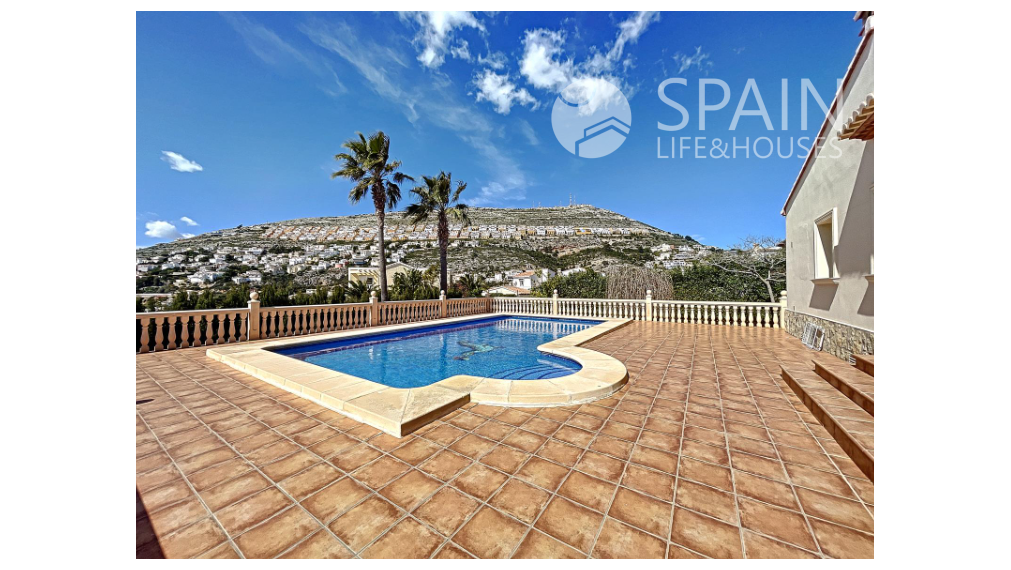 Astonishing renovated villa with sea views within 1 km from the beach