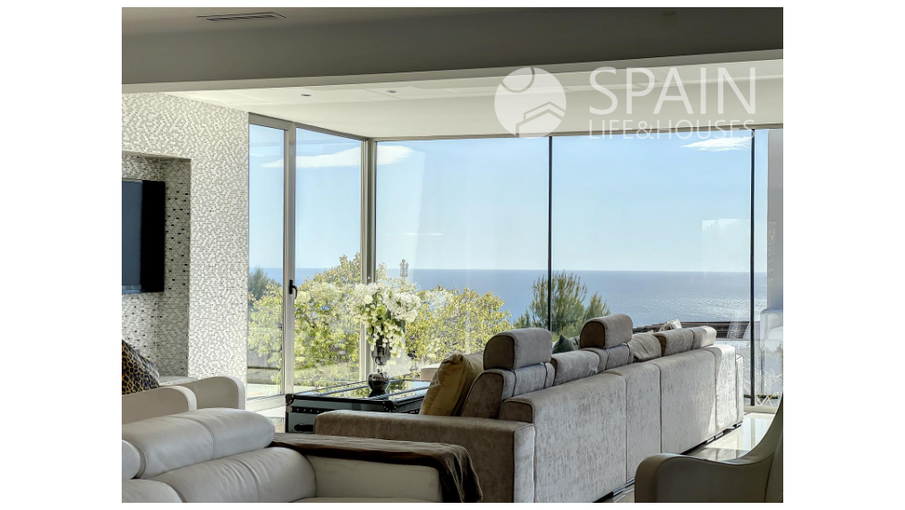 Astonishing renovated villa with sea views within 1 km from the beach