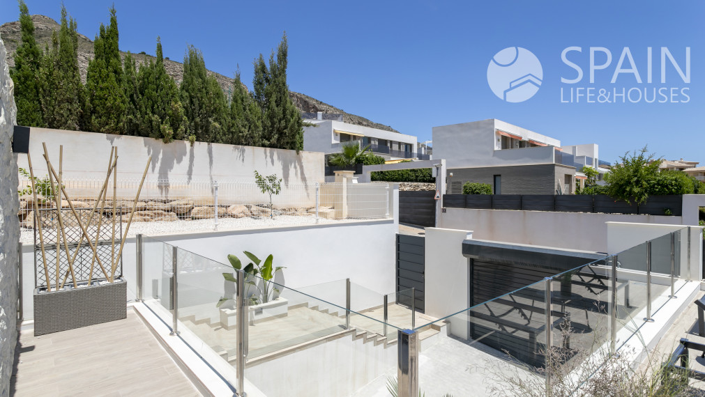 3/4 bedroom Villa for Sale in Finestrat/Benidorm- 2,5km from the beach- delivery 2023